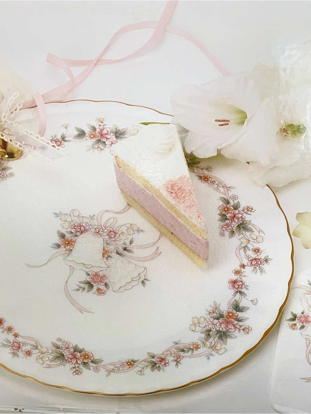 Mikasa White Dinner Plate with Pink Floral Pattern and Gold Trim